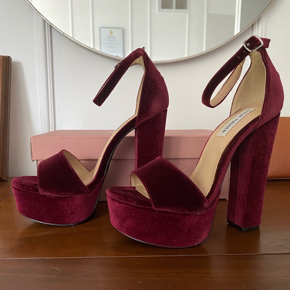 Steve Madden “Gonzo-V” Sandal in Burgundy